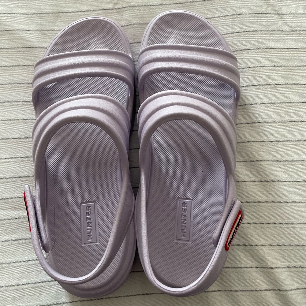 Hunter Lavender Foam Sandals. Size 7W